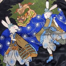 画像2: 【送料無料】花旅楽団 兎獅子舞柄刺繍 リバーシブル スカジャン (2)