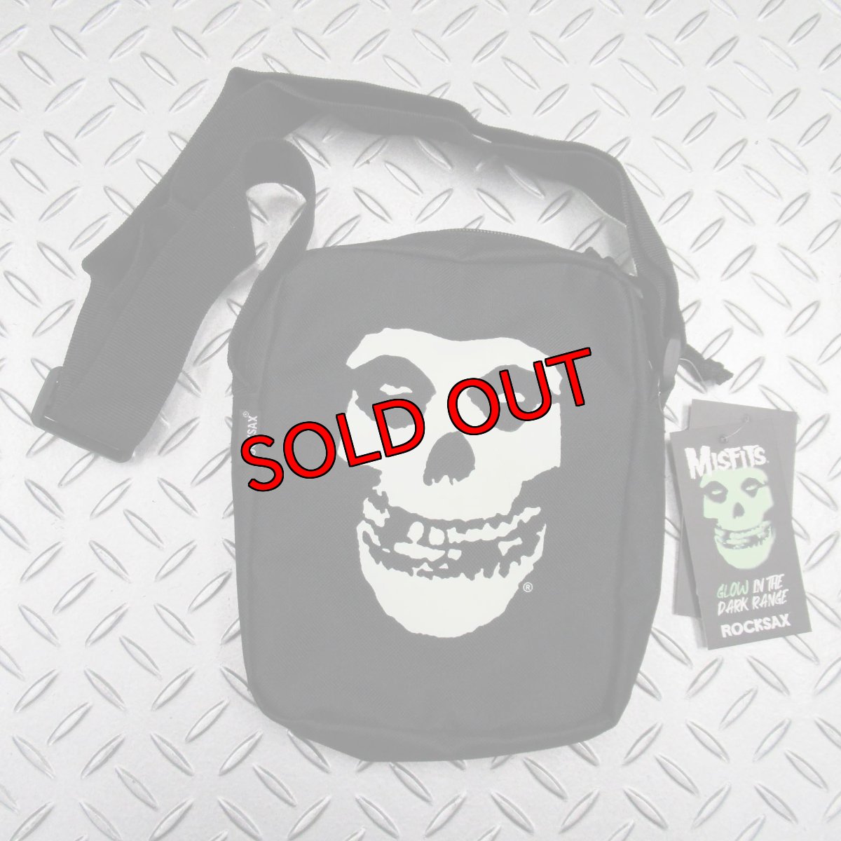 画像1: オフィシャル バンド クロスボディバッグ：ミスフィッツ MISFITS Fiend 'Glow in the Dark' ブラック (1)