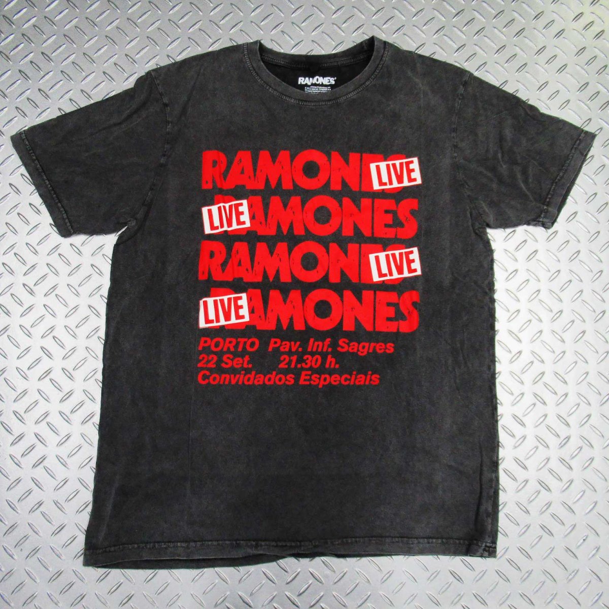 画像1: オフィシャル バンドTシャツ：ラモーンズ RAMONES Concert チャコールグレイ ストーンウォッシュ加工 (1)