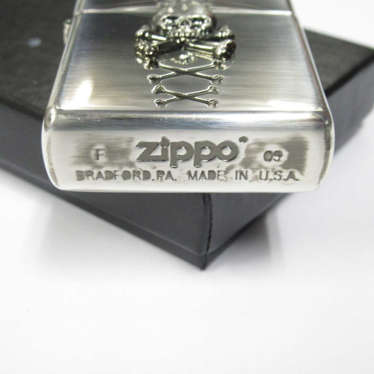 画像4: Zippo ジッポーライター： スカル クロスボーンズ メタル 銀燻し シルバー 2009年製 (4)